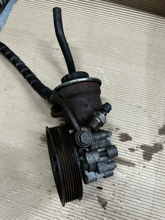 Pompe de direction assistée d'occasion OEM Toyota Avensis T25 image 3