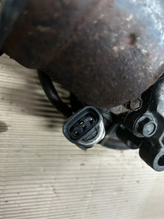 Pompe de direction assistée d'occasion OEM Toyota Avensis T25 image 4