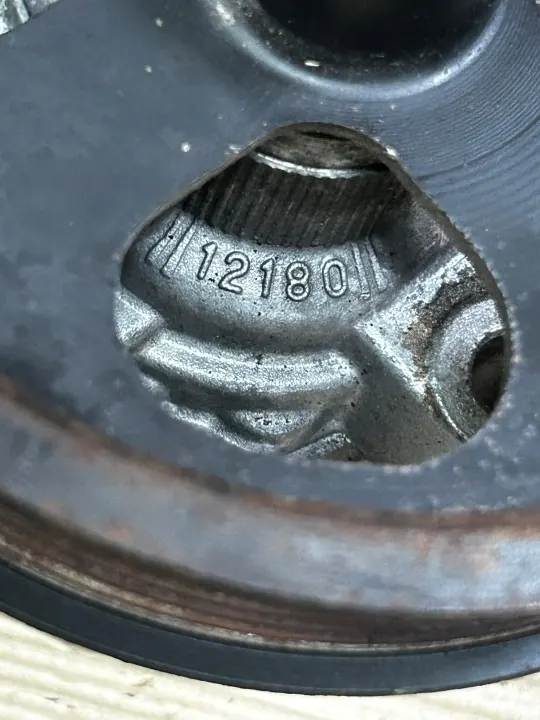 Pompe de direction assistée d'occasion OEM Toyota Avensis T25 image 5