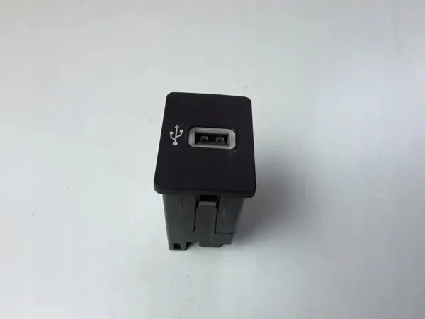 Enchufe USB Ford Fiesta MK8 OEM HS7T-14F014-AC image 2