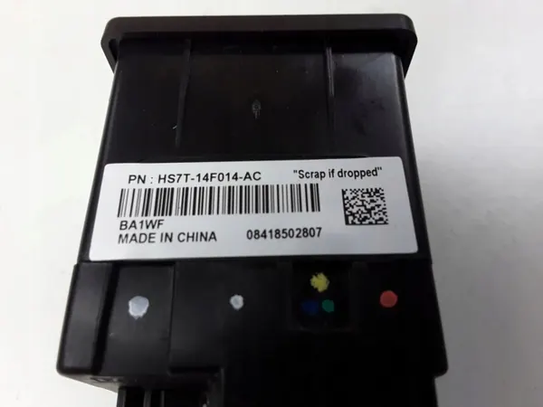 Enchufe USB Ford Fiesta MK8 OEM HS7T-14F014-AC image 3