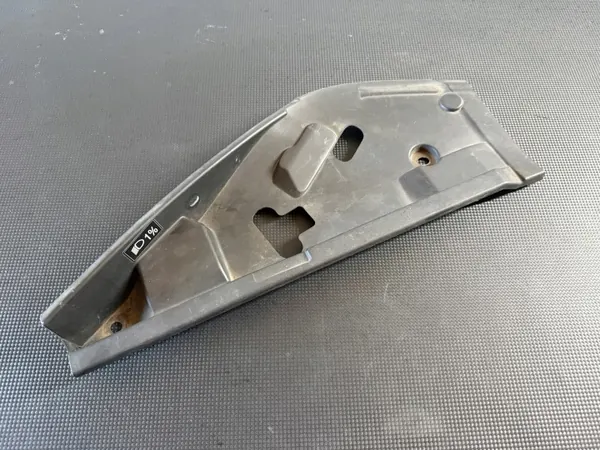Alfa Romeo Giulia Quadrifoglio vänster fram bältskydd OEM 50541251 image 2