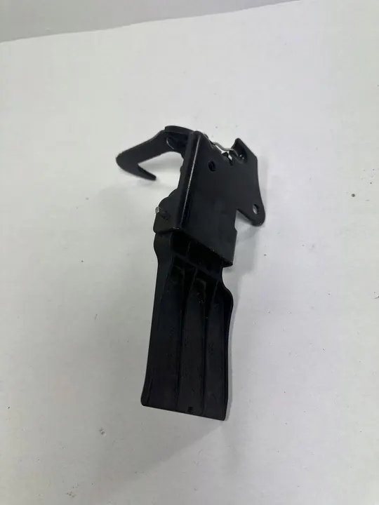 Q3 8U Lyft Motorhuv Lås 8U0823480C image 2