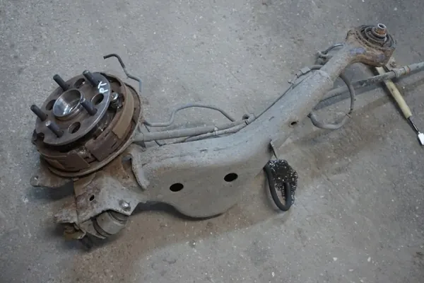 OEM RAV4 II PIASTA PT 2,0 D4D Oikea takapyörännavan image 3