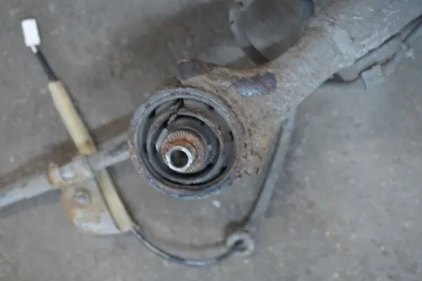 OEM RAV4 II PIASTA PT 2,0 D4D Oikea takapyörännavan image 4
