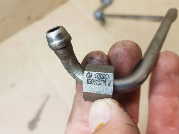 Mangueira de óleo turbo Volkswagen Eos 2008 OEM 03G145771R image 2