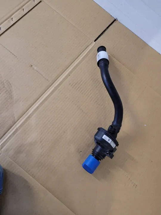 Tanque AdBlue VW Golf 7 OEM 5Q0131965S - Usado image 2