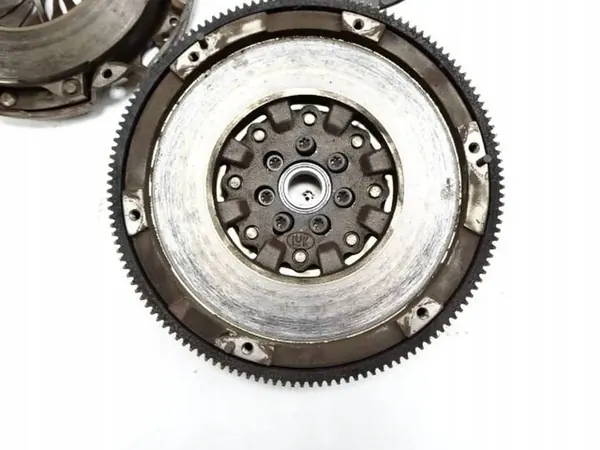 Kaksimassainen vauhtipyörä Mercedes W246 B-luokka 1.5 CDI OEM image 3