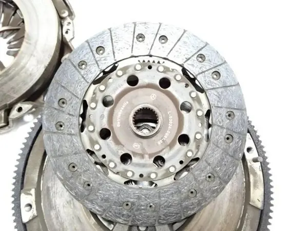 Kaksimassainen vauhtipyörä Mercedes W246 B-luokka 1.5 CDI OEM image 4