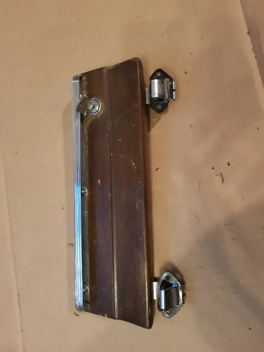 Mercedes W111 handskfackslås med nyckel - Begagnad image 2