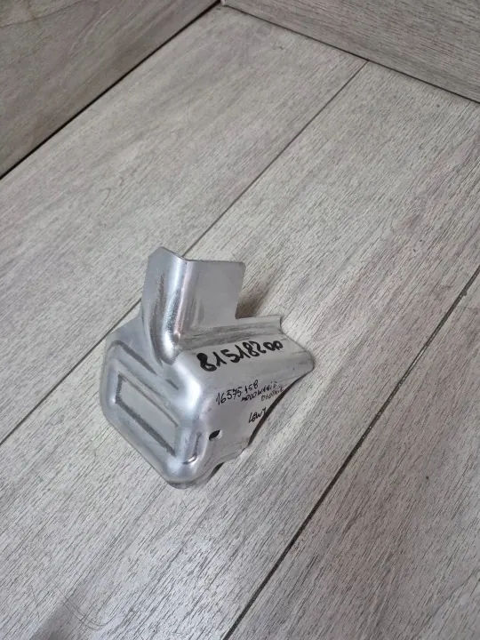 Ferrari 458 vänster stänkskärmsfäste OEM 81518200 image 2