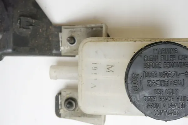 Bremsflüssigkeitsbehälter Nissan OE OEM 46090-1AT0A image 4