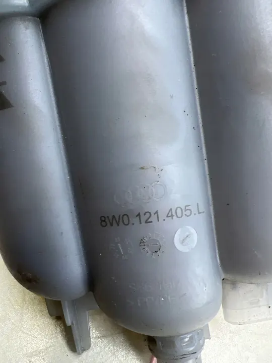 Audi A4 B9 Laajennussäiliö OEM 8W0121405L image 3