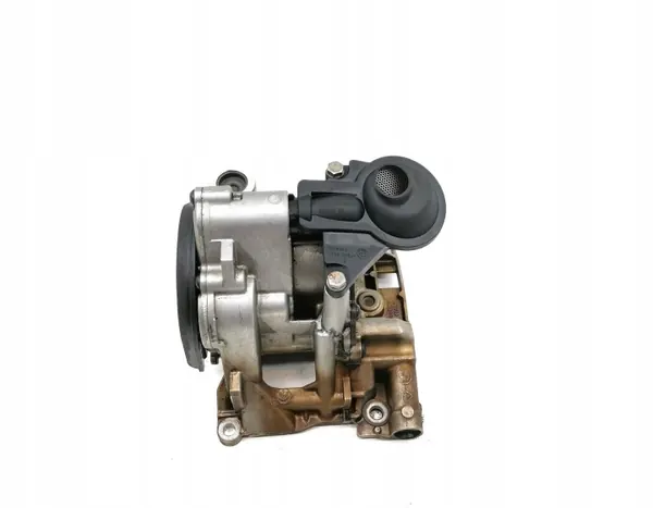 Bomba de óleo usada OEM 7823007 para BMW 2.0D N47C20 image 2
