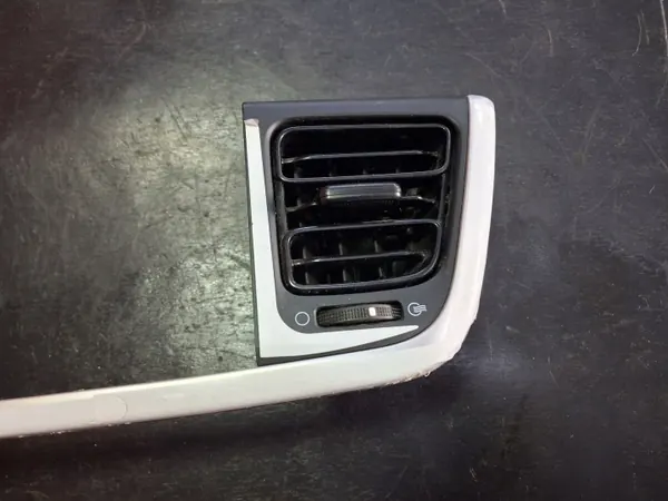 Mittre ventilationsgallret OEM 84740-H8000LEF för Kia Rio IV image 4