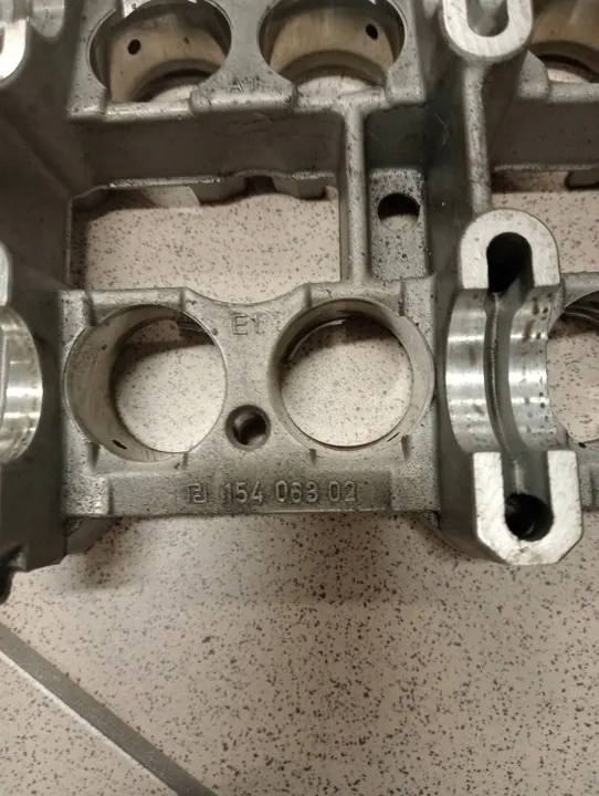 Carcaça de rolamento de cabeçote Mercedes OM648 A613010236 image 2