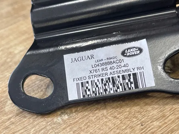 Höger monteringsfäste OEM L0438888AC01 Jaguar F-Pace image 3