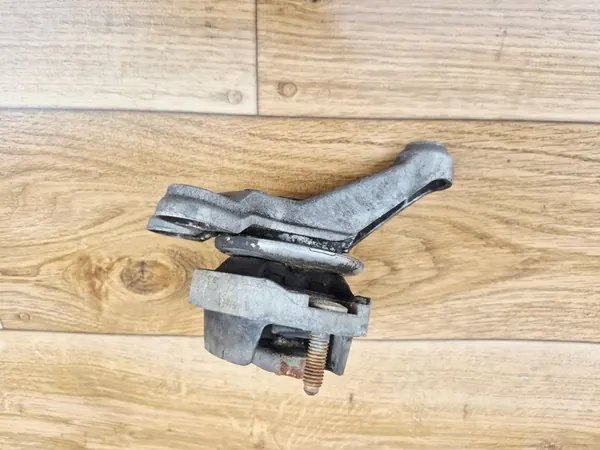 Audi A4 B6 B7 Vaihteiston Tuki 8E0399115K image 3