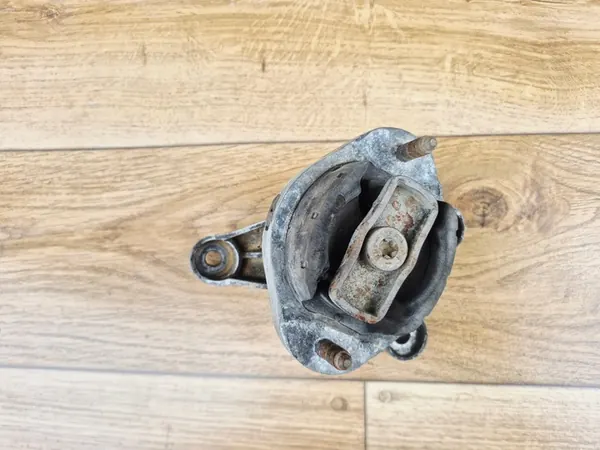 Audi A4 B6 B7 Vaihteiston Tuki 8E0399115K image 4