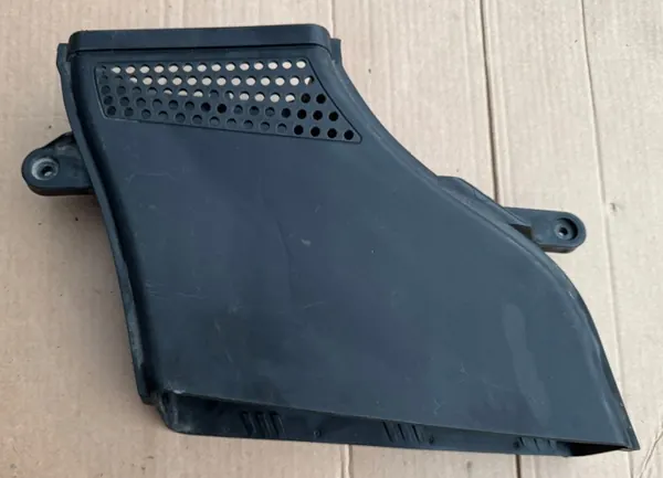 Audi Q5 8R Ilmansuodattimen Sisäänkäynti OEM 8R0129618H image 2