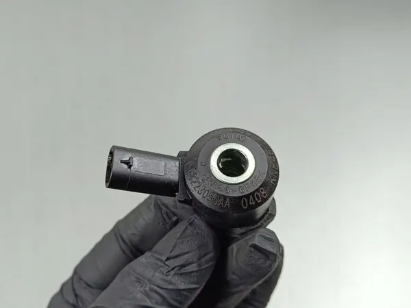 Sensor de golpeteo Alfa Romeo OEM 68223050AA - Usado image 2