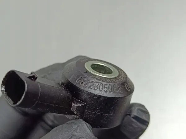 Sensor de golpeteo Alfa Romeo OEM 68223050AA - Usado image 4