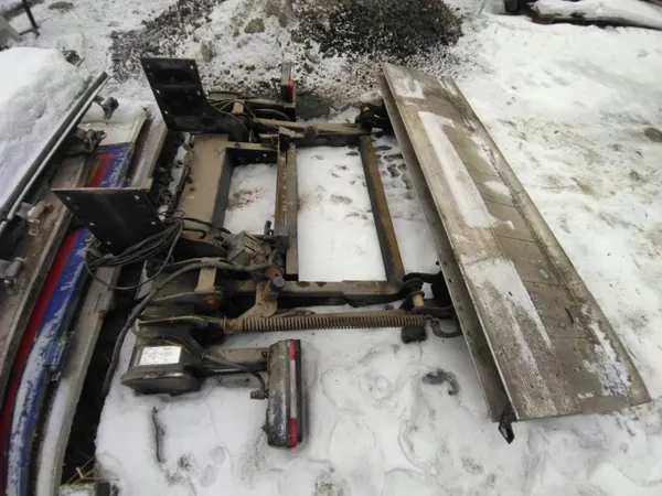 OEM 17055001095 Hayon Cargolift 1000kg d'occasion image 4
