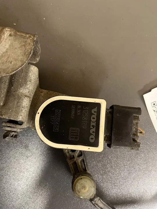 Sensor de nível dianteiro esquerdo VOLVO V40 CROSS COUNTRY 1.6L OEM 31340262 image 3