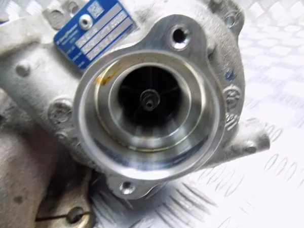 Volvo S80 II V70 III 2.4 D5 Turbocompresor 31431130 image 6