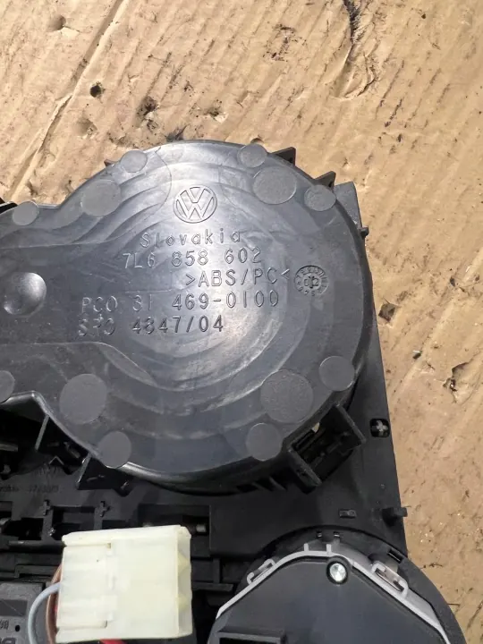 Moldura central VW Touareg 5.0 TDI OEM 7L6858602 image 5