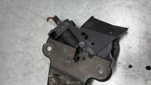 VW Passat B6 Baklucka Lås 2.0TDI 05-10 Sedan 4F5827505C image 2