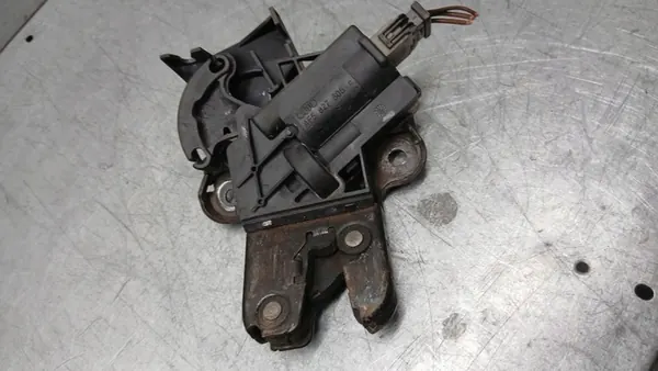 VW Passat B6 Baklucka Lås 2.0TDI 05-10 Sedan 4F5827505C image 3