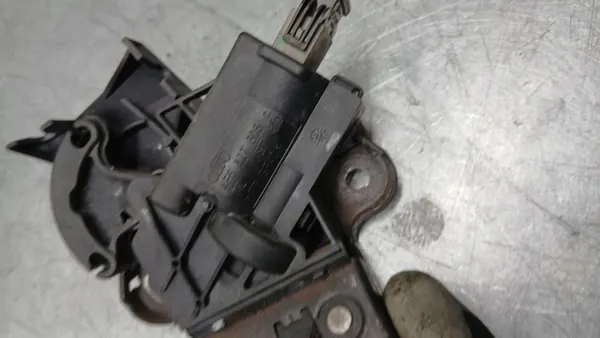 VW Passat B6 Baklucka Lås 2.0TDI 05-10 Sedan 4F5827505C image 4