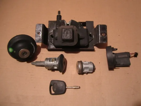 DA-14817 Serrure de Capot pour Ford Transit 2006- image 2