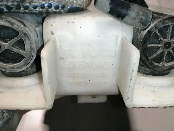 Toyota OE pesunestesäiliö OEM 060851073 Avensis Versolle image 4