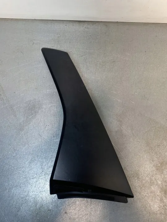 Moldura de maletero Subaru XV II OEM 96031FL050 - Usado image 2
