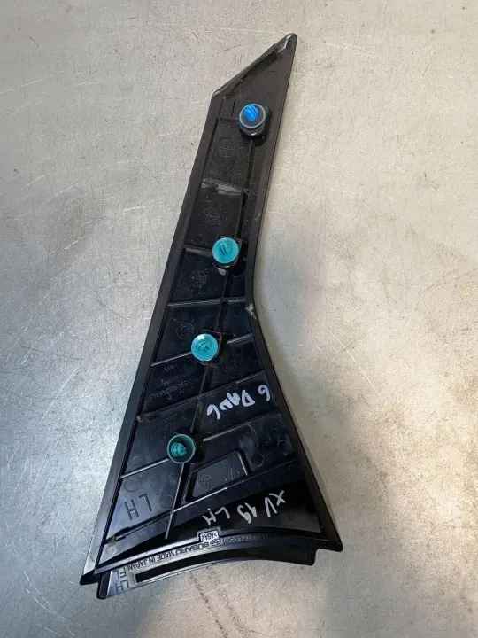 Moldura de maletero Subaru XV II OEM 96031FL050 - Usado image 3