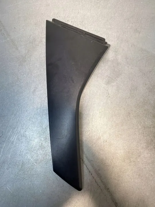 Moldura de maletero Subaru XV II OEM 96031FL050 - Usado image 4