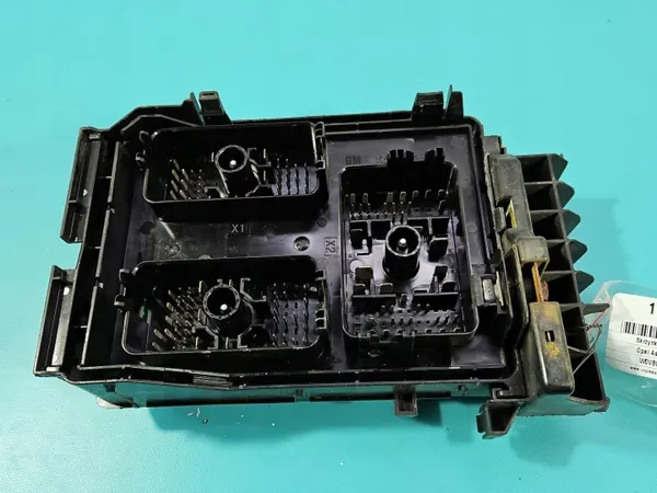 Sulakekotelo OEM 15514069 Opel Astra V K:lle image 5