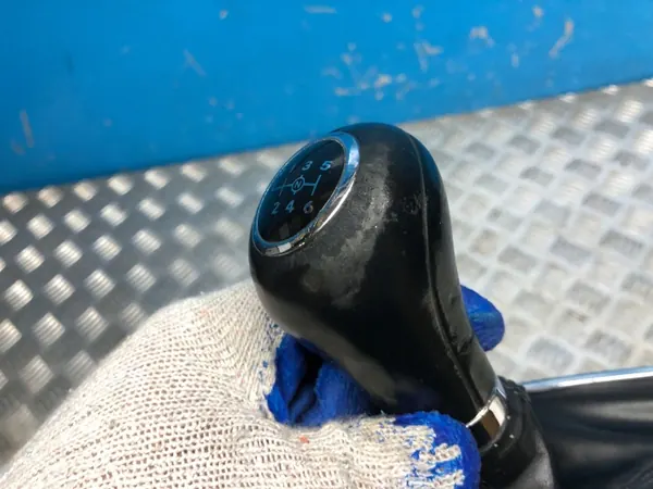 Pomo de cambio Mercedes W204 OEM A2042674410 - Usado image 3