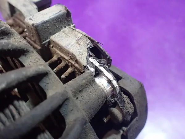 PEUGEOT 206 02-09 2.0 HDI Alternator 150A image 6