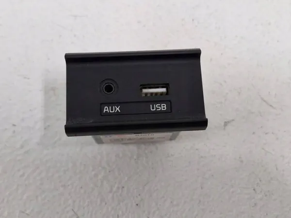 Tomada USB/AUX Kia Soul II OEM 96120-B2010 image 2