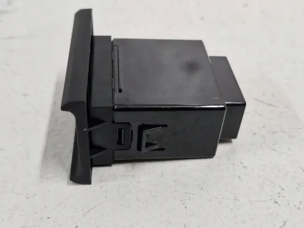 Tomada USB/AUX Kia Soul II OEM 96120-B2010 image 4