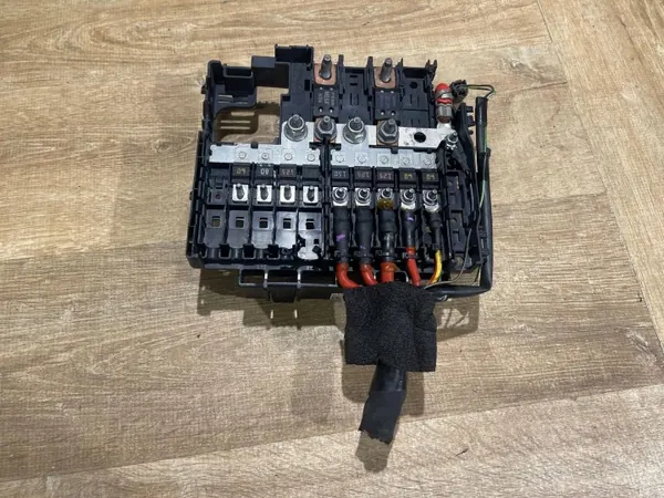 Land Rover batterisäkring OEM K8D214N073AB - Begagnad image 2
