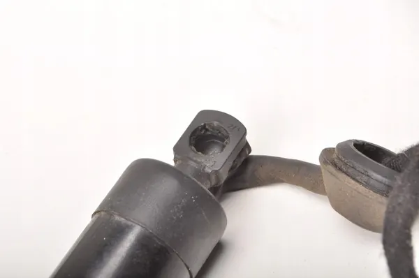Volvo XC60 achterklepdemper OEM 32136006 - Gebruikt image 3