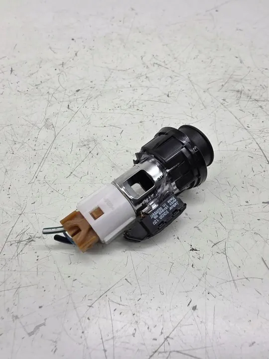 Prise 12V avant Jaguar F-Type OEM CPLA19N236AA image 3