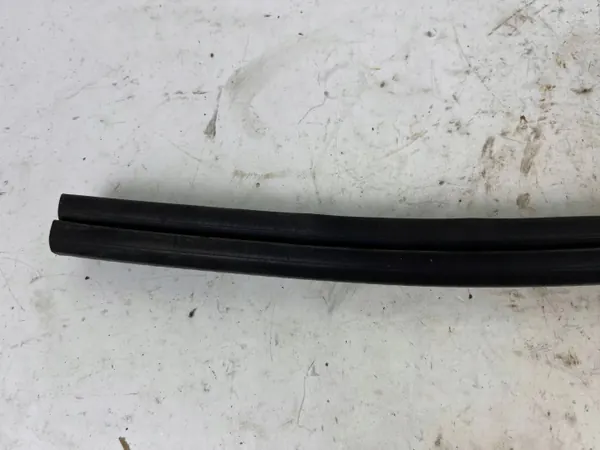Junta ventana puerta trasera Audi A5 8T OEM 8F0839480E image 7