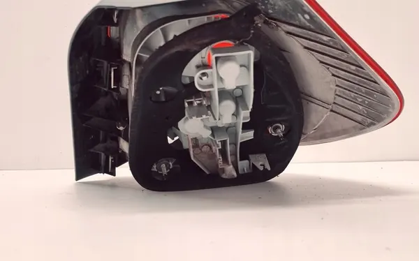 BMW 1 E87 Luz Trasera Estándar Izquierda image 3