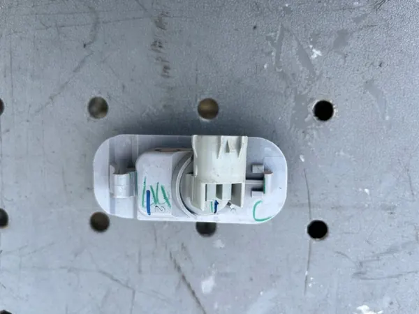 OEM 13016296 Feu clignotant d'aile Isuzu D-Max image 2