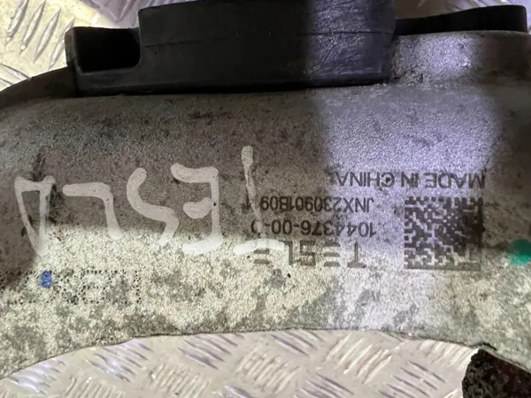 Tesla Model 3 2023 Côté droit Support ressort amortisseur OEM 104403700C image 4
